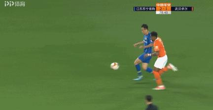 踢腿爆头足球视频,爆头踢足球