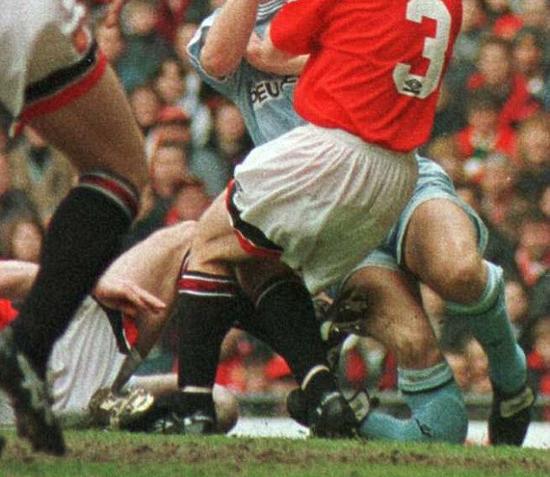 足球比赛中恶意犯规致伤的责任,足球恶意犯规的定义