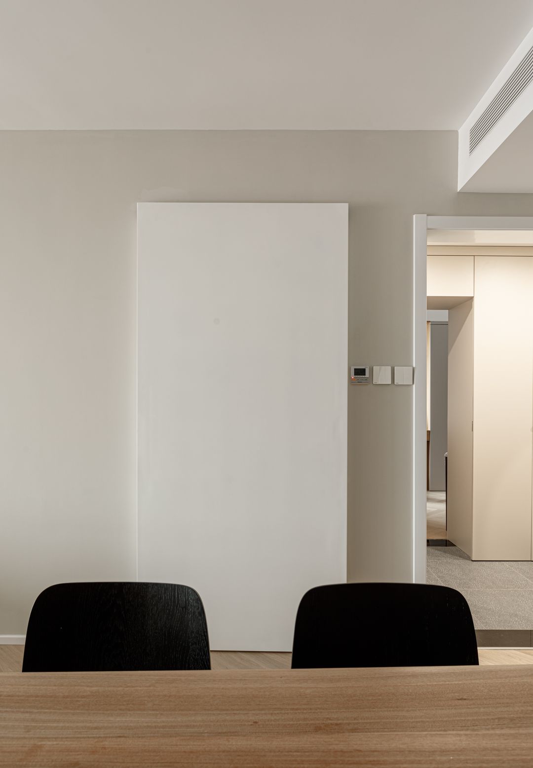 北京夫妻改造老破小,北京夫妻全屋水泥极简装修风格