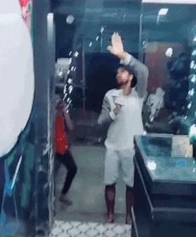 搞笑gif开心一刻,搞笑gif段子妹子你太皮了