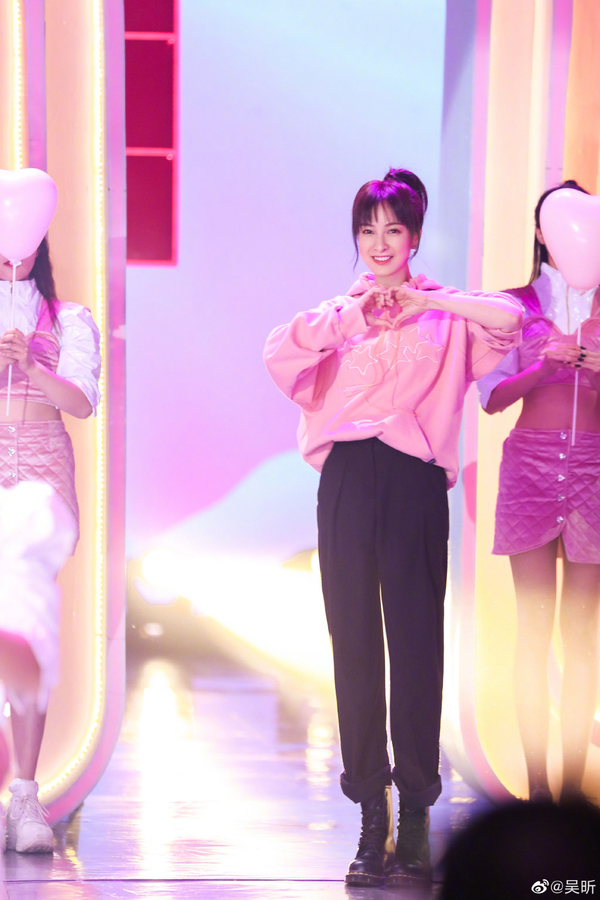 吴昕真的是越来越懂打扮了,吴昕晒新照服装红黑配