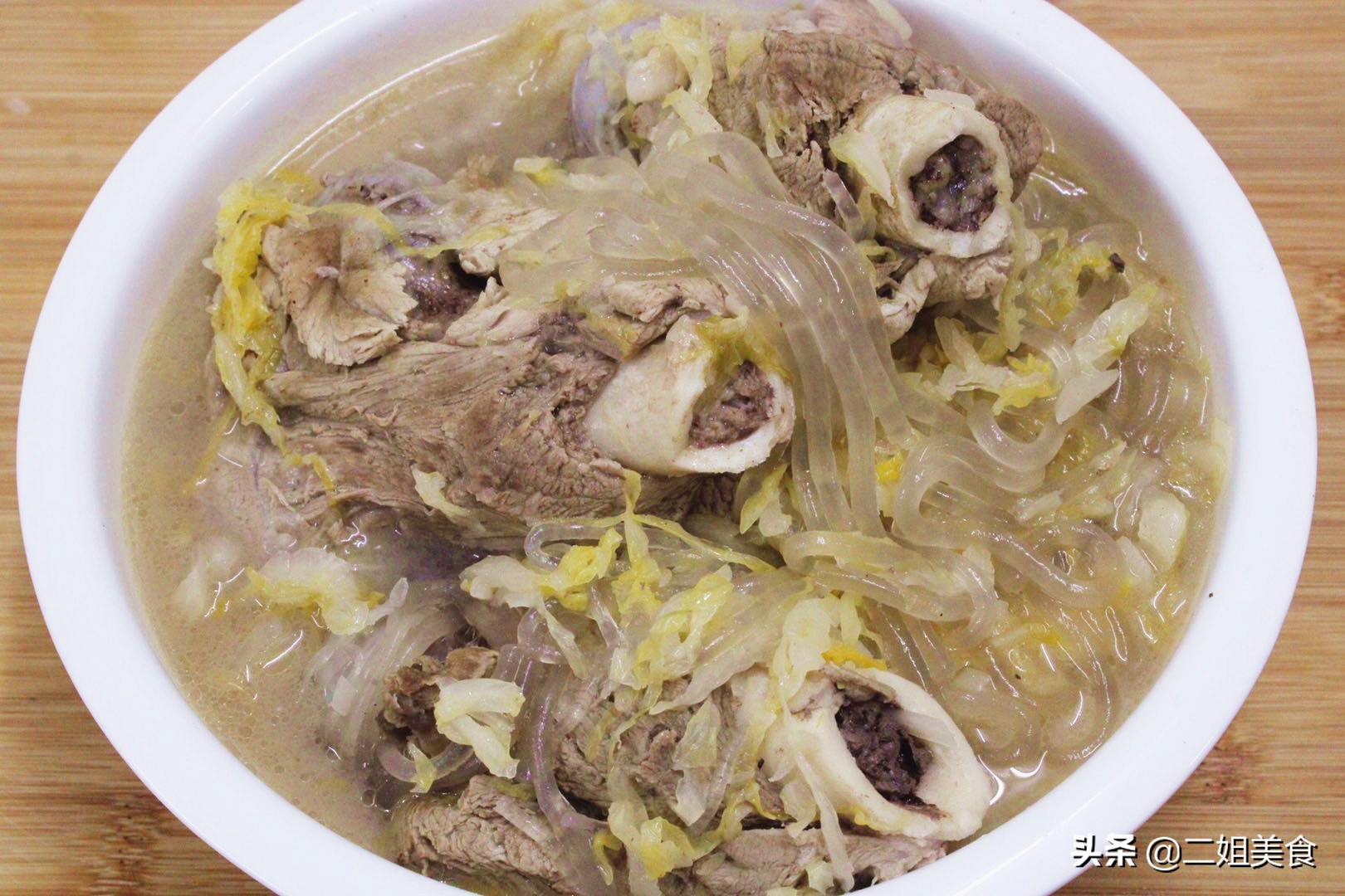 棒骨炖酸菜和什么菜一起吃比较搭,东北大骨头炖酸菜的正宗做法