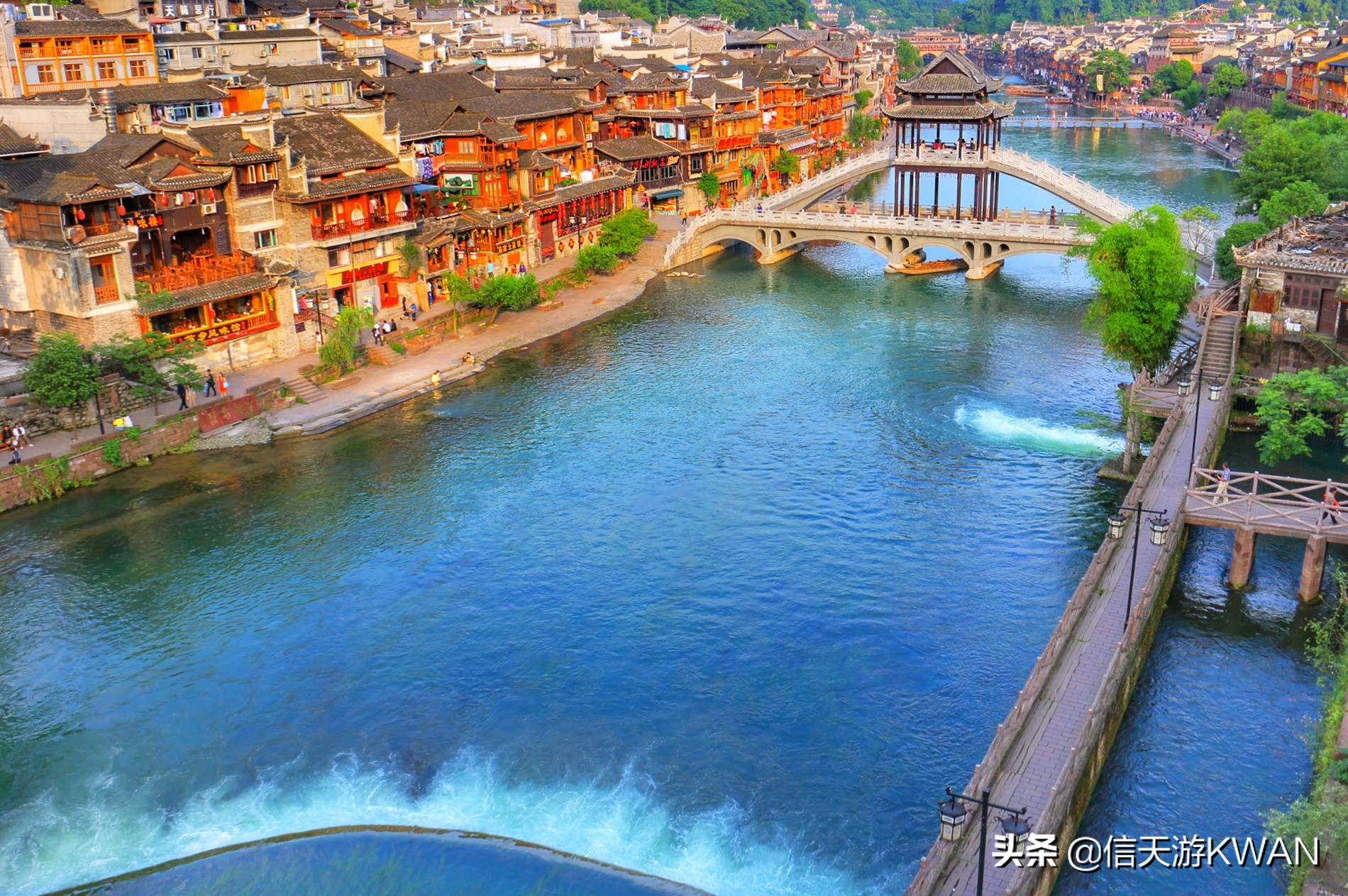 边城：沈从文笔下的湘西,沈从文在边城中对沱江的描写