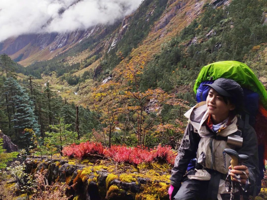我最爱的红色冲锋衣,红色冲锋衣怎么搭配都丑