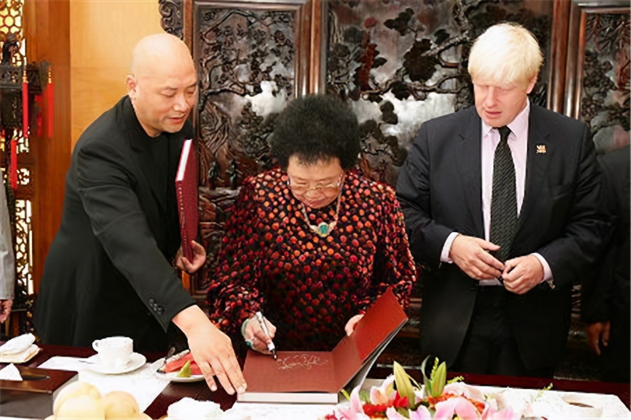 吃唐僧肉的中国女首富,讲一下陈丽华怎么吃到唐僧肉的