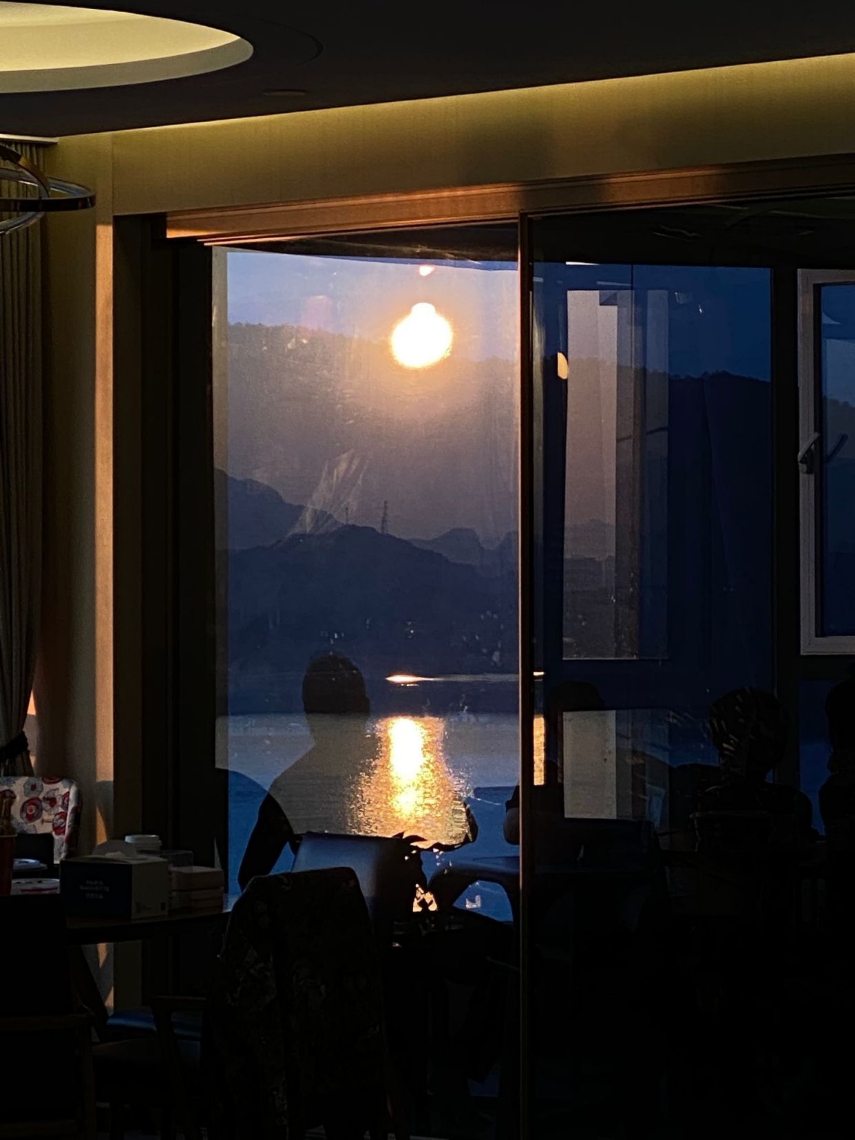 一美女购买豪宅花费4150万，质疑中介吃差价250万，网友纷纷围观