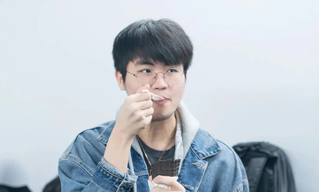 他们20岁年入千万,成为时代偶像,代价却无比残酷