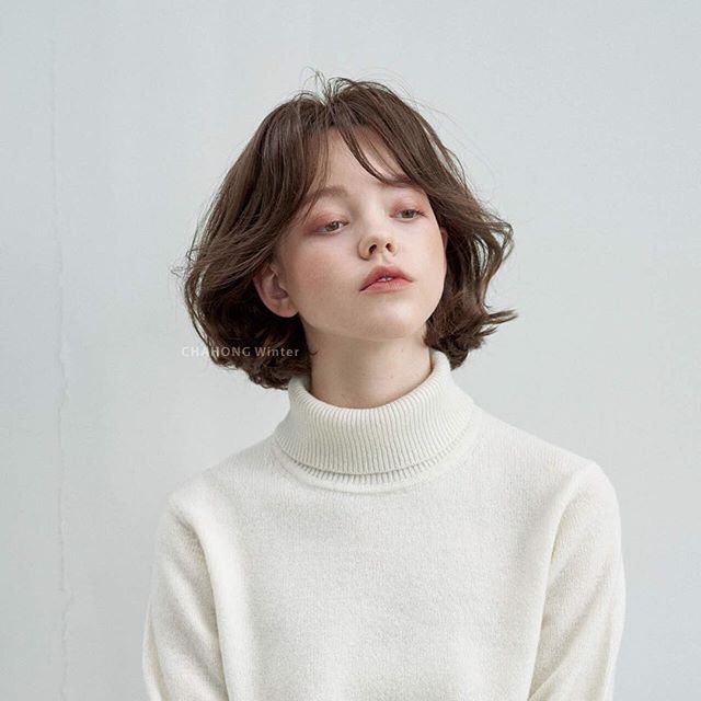 圆脸女生八字刘海发型教程,圆脸女生适合的发型八字刘海