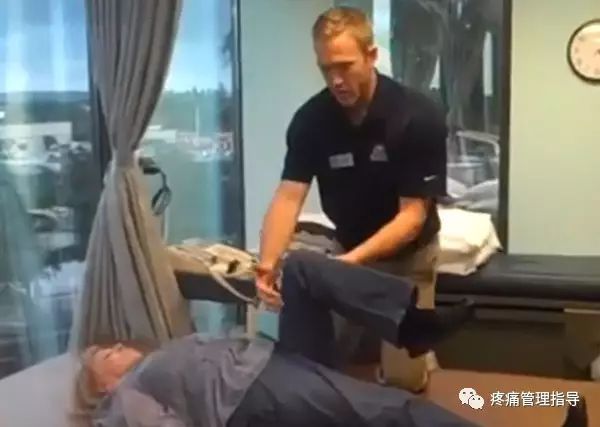 72岁老人腰疼还有骨刺该怎么治疗,老年人骨刺疼痛怎么治疗