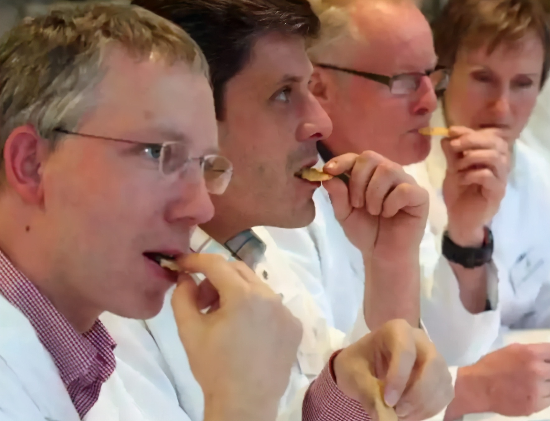 闻屁、吃狗粮竟年入几十万？盘点那些匪夷所思的“多金”职业