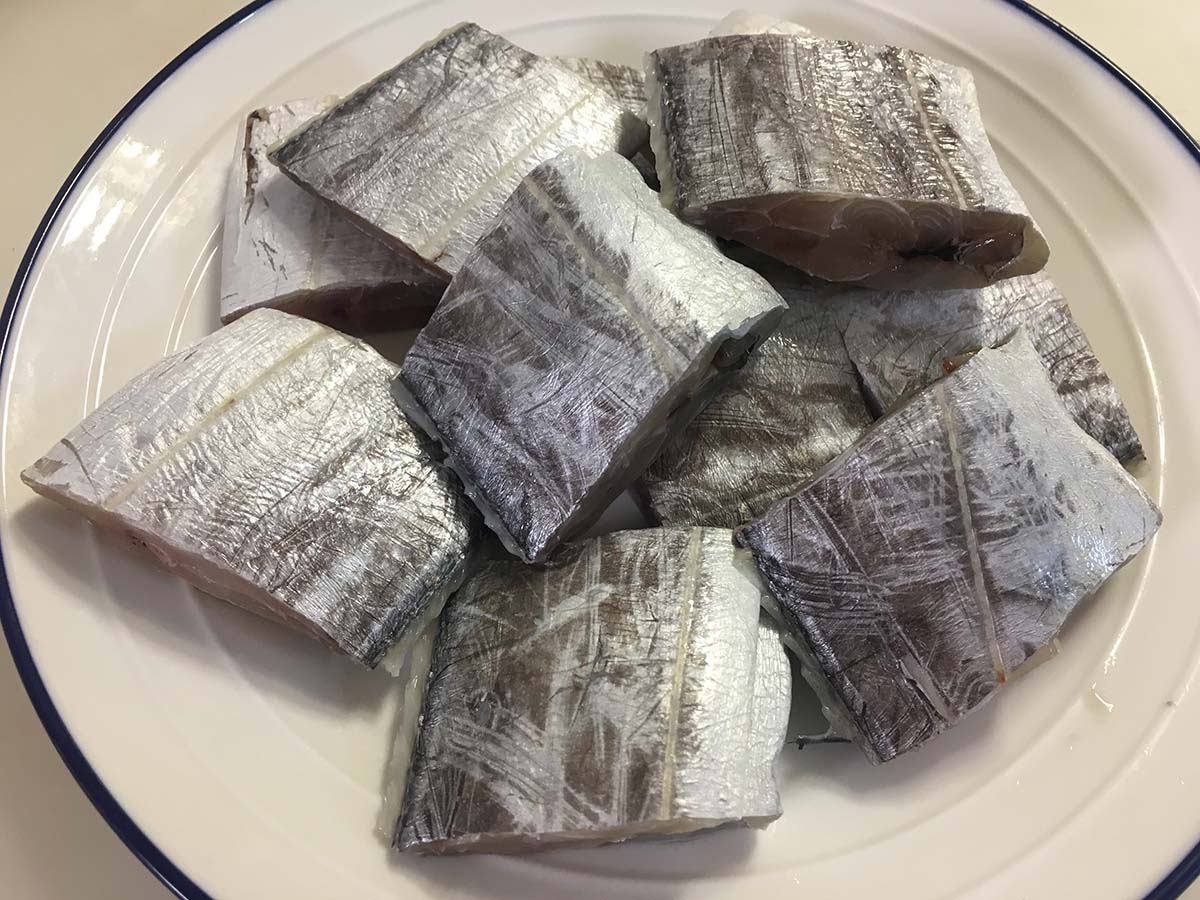 带鱼煎之前怎么处理不腥还不粘锅,干煎带鱼怎么外脆里嫩