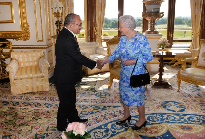 当王室成员打开大门在家里拍照时，我们才终可以一睹他们的豪宅