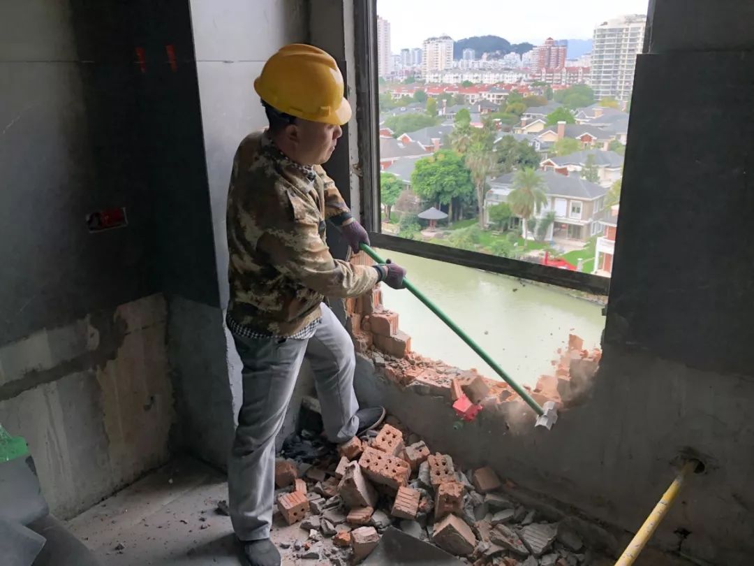 两栋楼违法占耕地被强拆,2亿豪宅违章建筑被拆