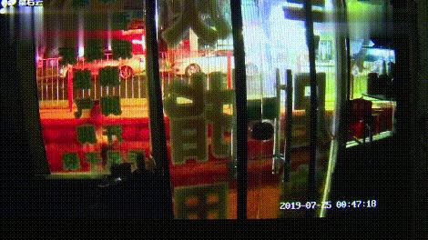 什么仇什么怨？！深圳黄贝岭一家治疗灰指甲店被泼狗屎