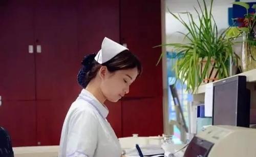 护士每个月的工资才2000多，为什么那么多人挤破了要去做？