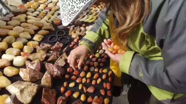 戈壁玉与戈壁石的区分,戈壁玉和戈壁石的区别