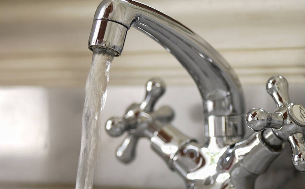 去除自来水中的氯能用高锰酸钾吗,水质余氯怎么消除