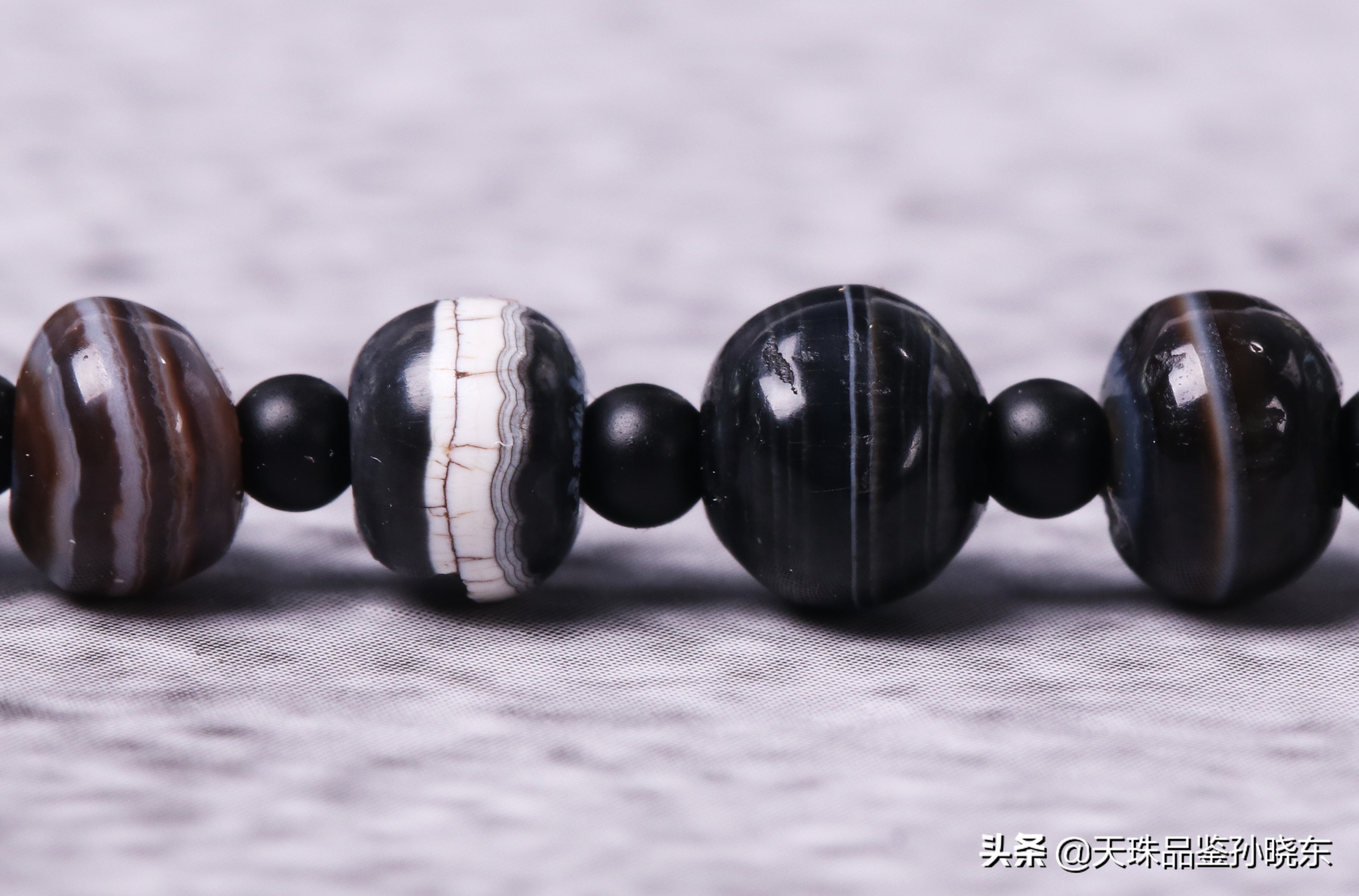 蓝沁缠丝玛瑙天珠是天然的吗,蓝沁一线药师天珠是天然的吗