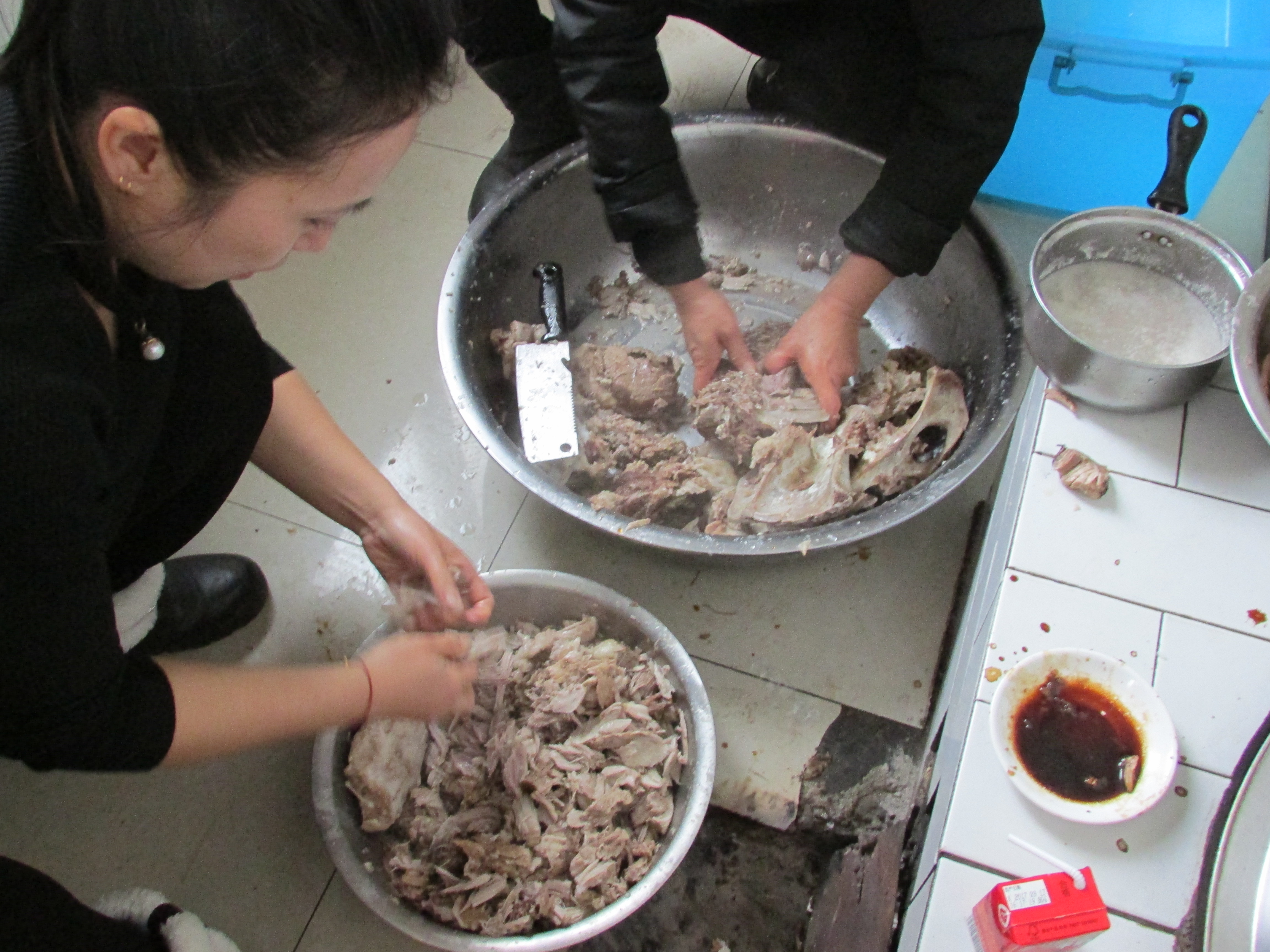 东北杀年猪来吃猪肉,老东北杀年猪