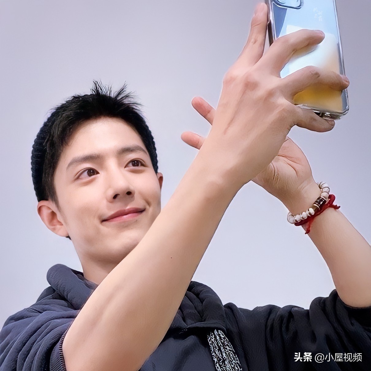 放下是为了更好的前行！肖战：剪了一个短头发。