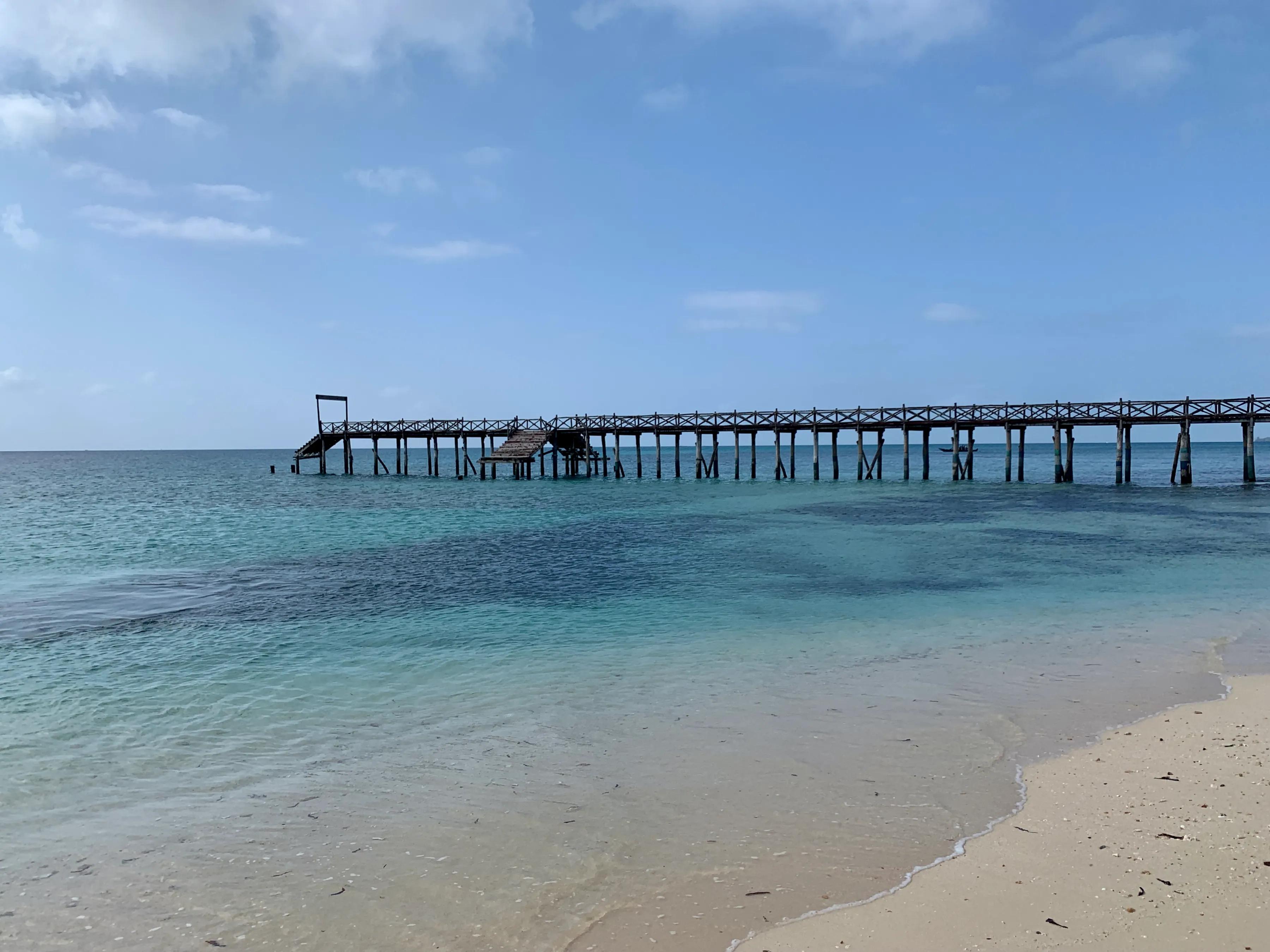 在非洲桑给巴尔为青光眼患者做手术