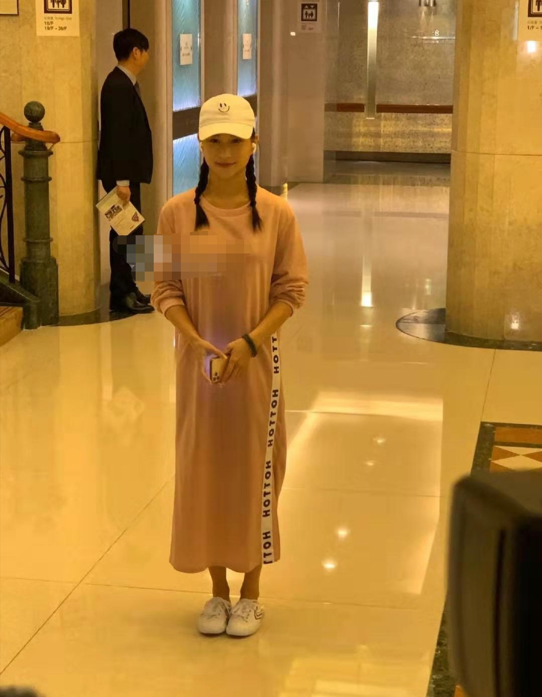 众子女为赌王庆生，57岁何超琼打扮低调却最出挑，风头盖过四太