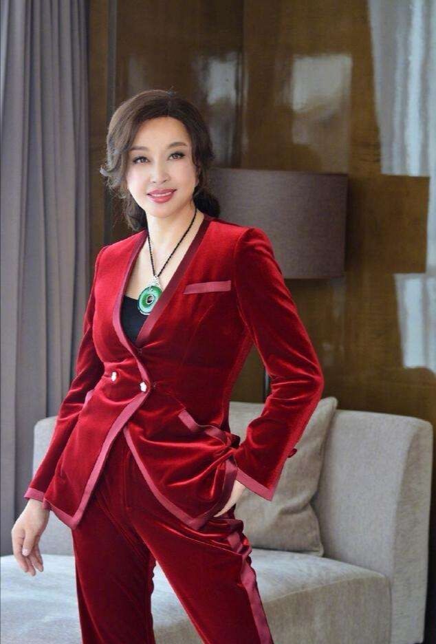 涉嫌*税偷**入狱,被保释出狱之后风采依旧,爱情事业双丰收