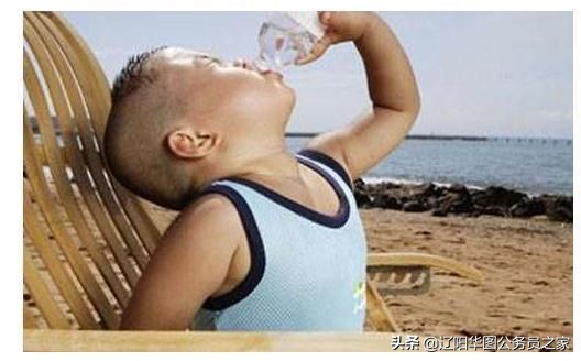 夏天中暑的视频,夏天中暑喝什么