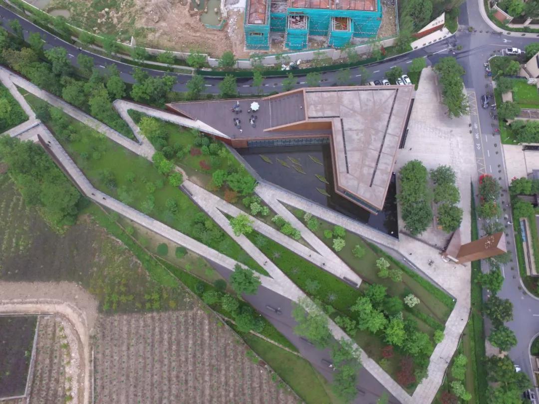 矿坑改造最美公园,矿坑改造湿地公园视频