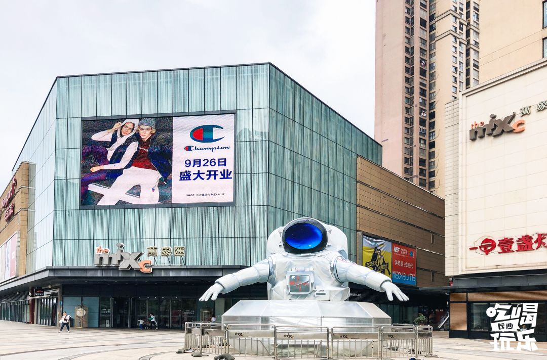 酷炫新地标！6m高巨型太空人登陆星城，开启未来进行时