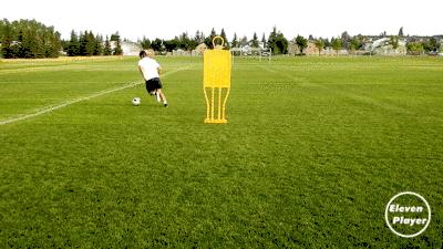 简单又实用的过人技巧足球,足球过人技巧空中摆动腿