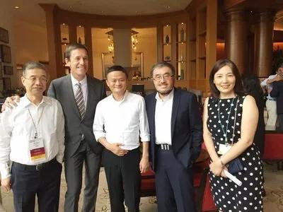 他骗了中国女人20年，赚来身价450亿