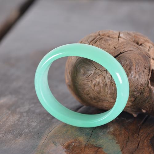 手腕大的女孩怎么选黄金手镯,女性如何选择自己的翡翠手镯