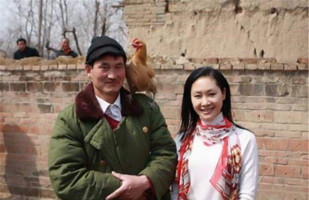 牛莉春晚红色大衣,牛莉春晚大衣图片