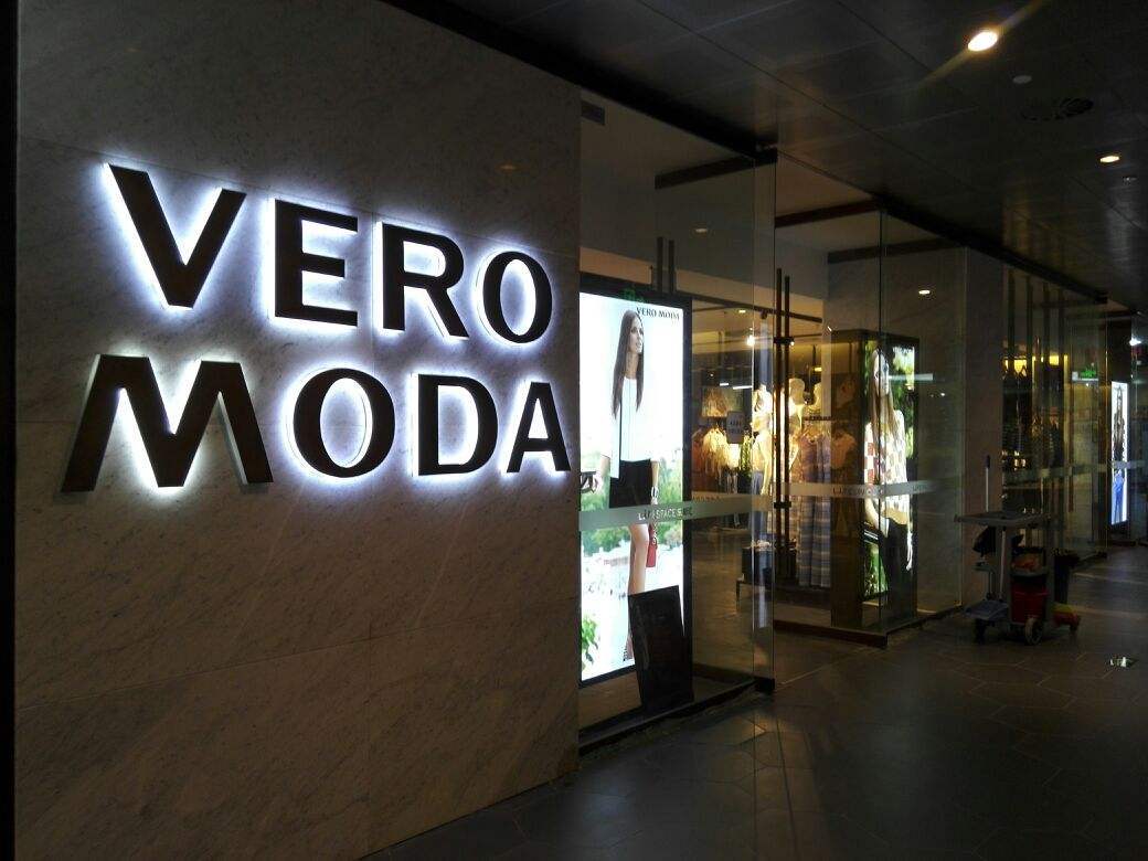 许多品牌来自他家,时装界巨无霸公司是怎么承包年轻人衣柜的?