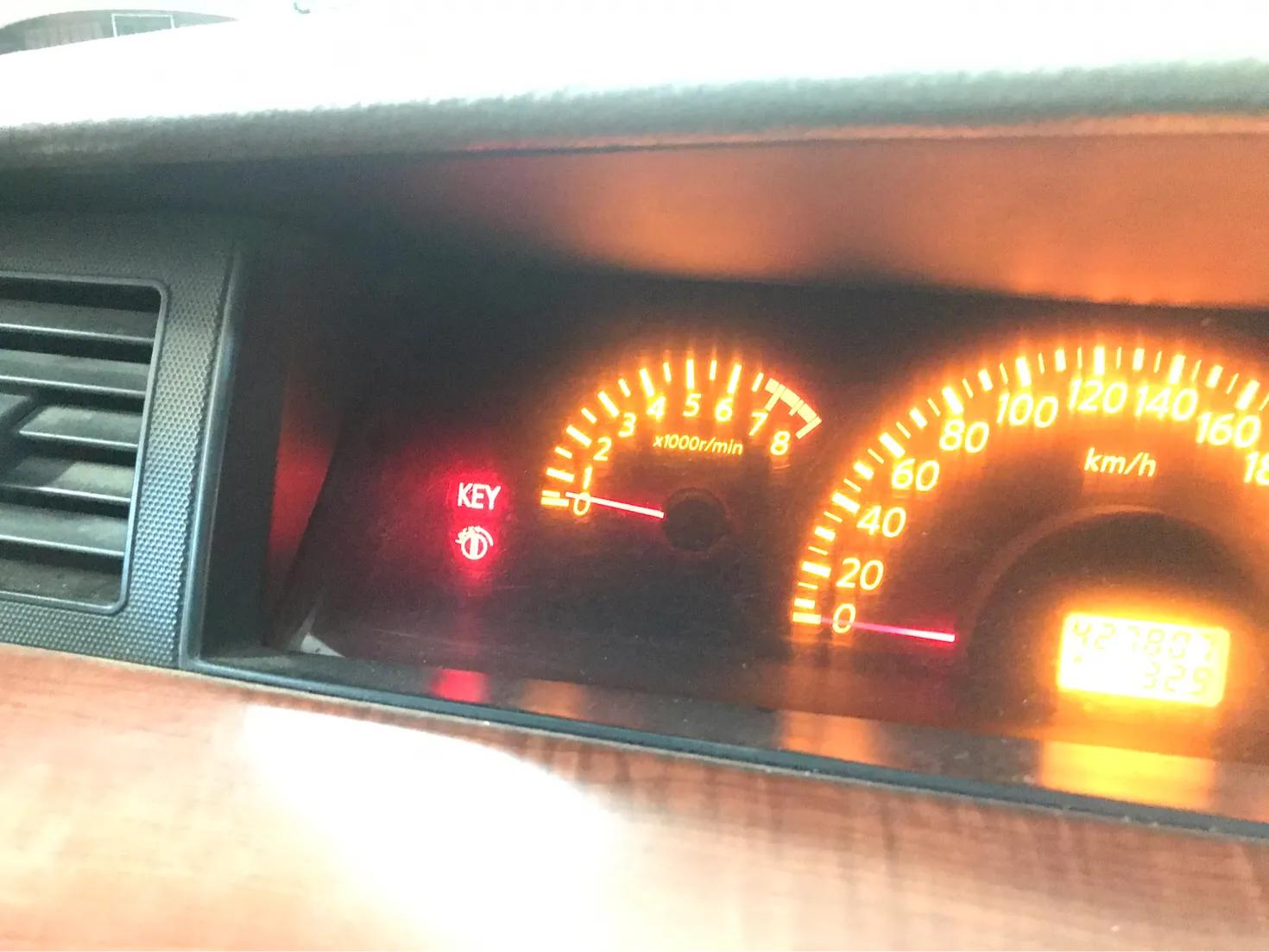 天籁仪表盘上红钥匙灯亮了,日产天籁防盗系统报警指示灯闪烁