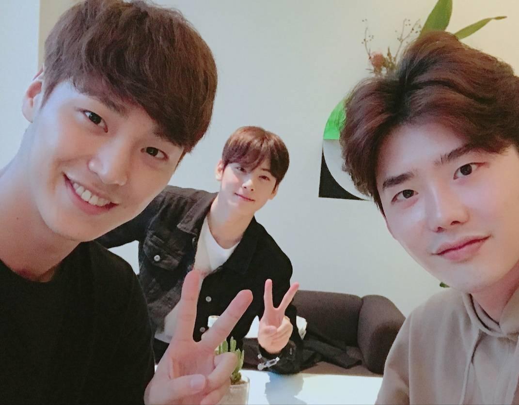 李钟硕整容电影,韩国明星服兵役李钟硕