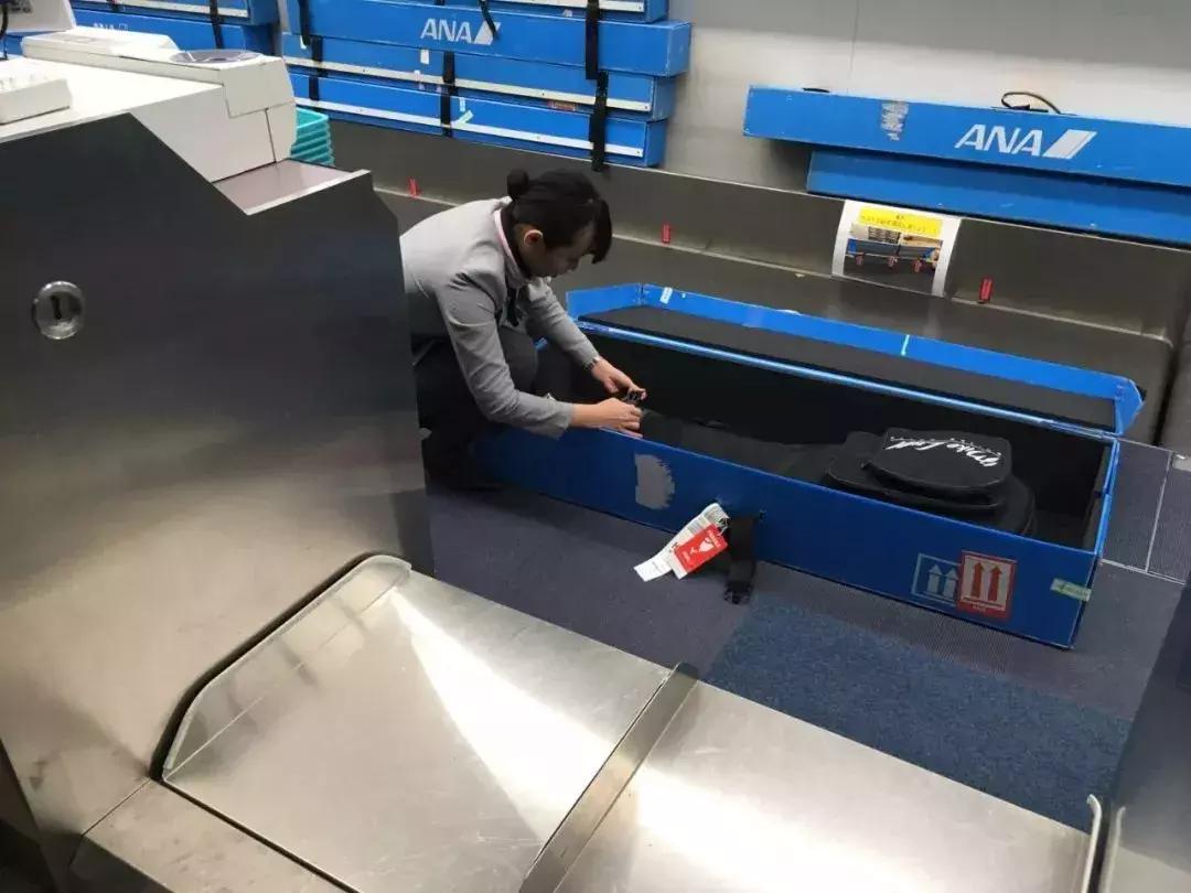 细致到变态的日本人，居然是这么对待我们的行李的！
