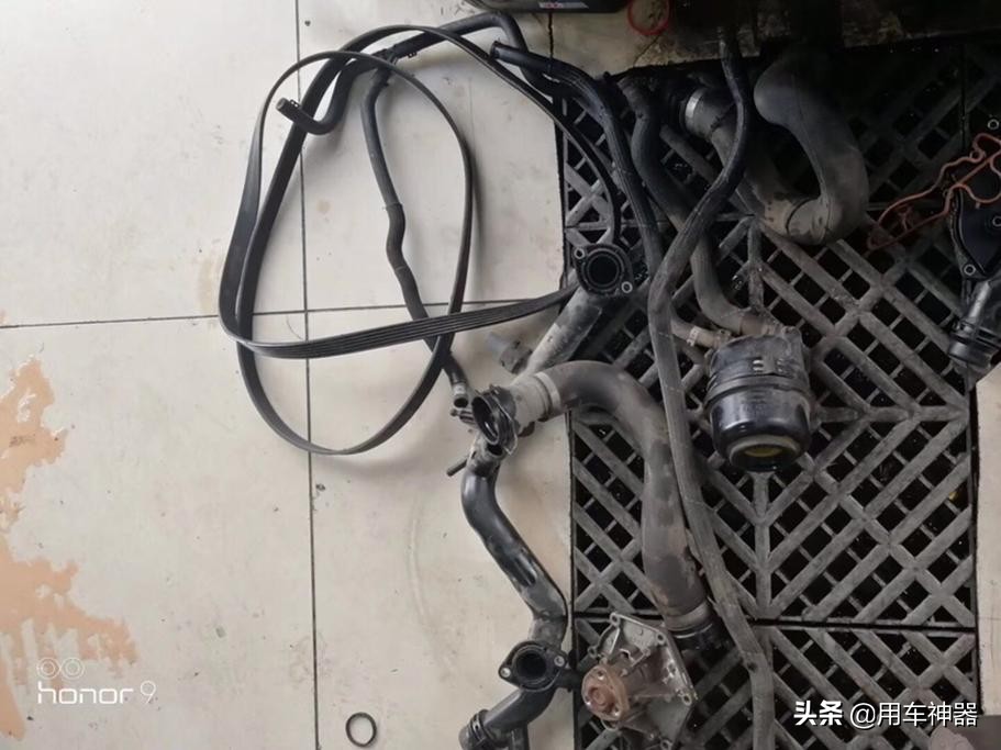 发现4机滤底座漏防冻液,机滤没拧紧导致漏机油维权