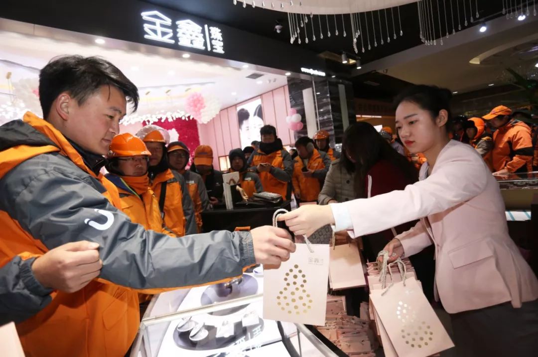 金鑫珠宝郑州永和铂爵店亮相,引数百名跑男排队代购