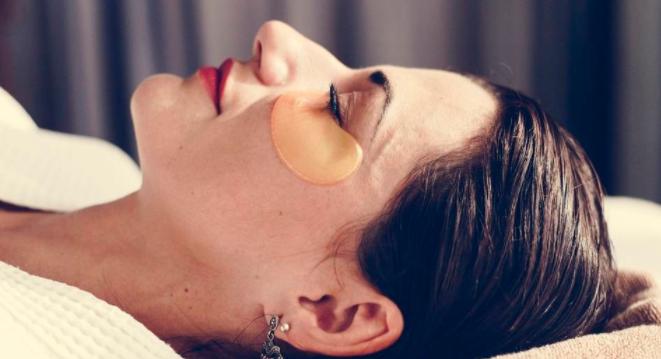 眼袋下垂别总打玻尿酸,学会这2个方法,助你打造紧致双眸