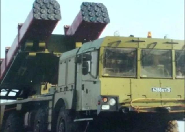 俄罗斯火箭炮连续发射震撼视频,俄罗斯旋风300火箭炮