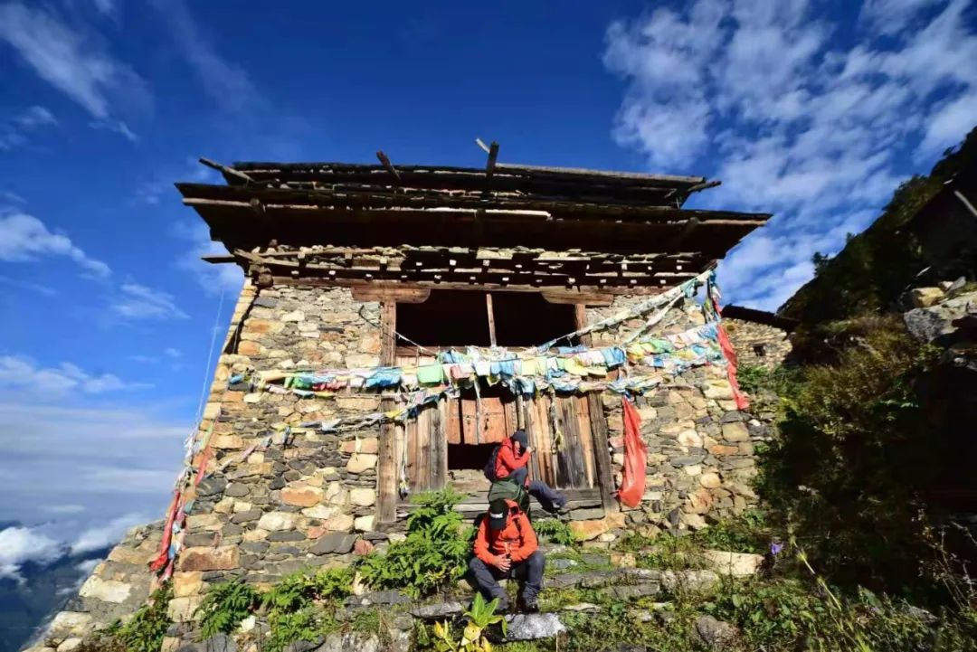 我最爱的红色冲锋衣,红色冲锋衣怎么搭配都丑