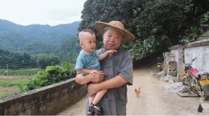 中国老大爷玩短视频,国外获60万粉丝,老外惊呼:这是什么Chinese功夫?