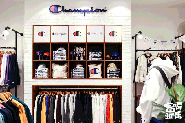 酷炫新地标！6m高巨型太空人登陆星城，开启未来进行时