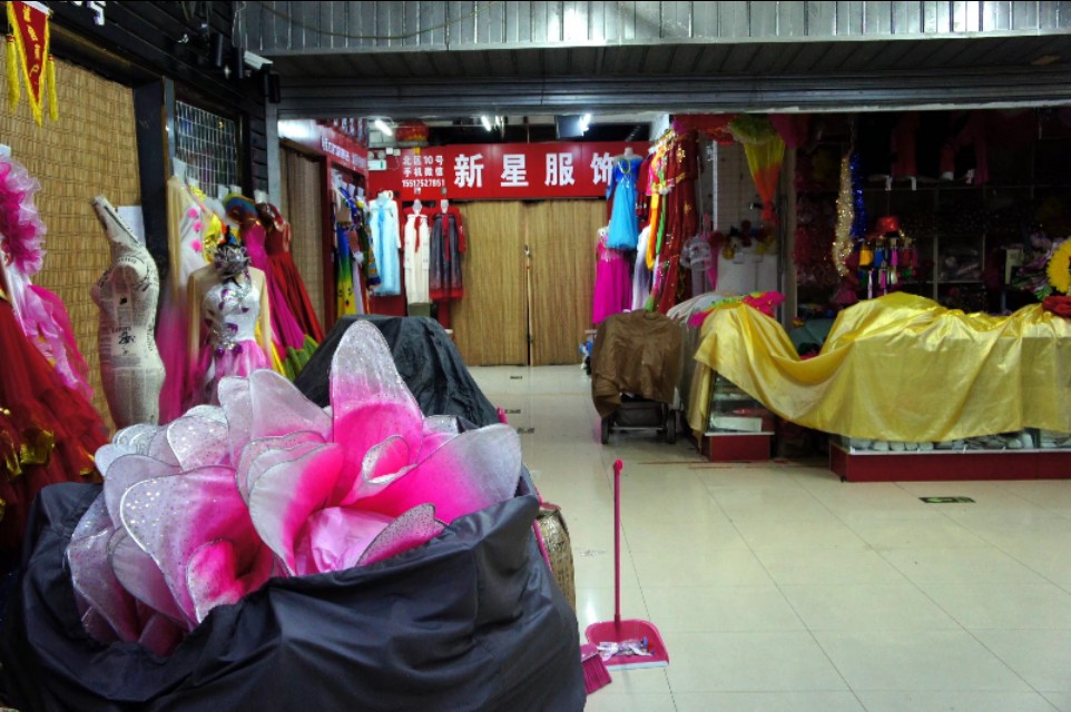 演出服装批发市场大全,疫情下的杭州服装批发市场