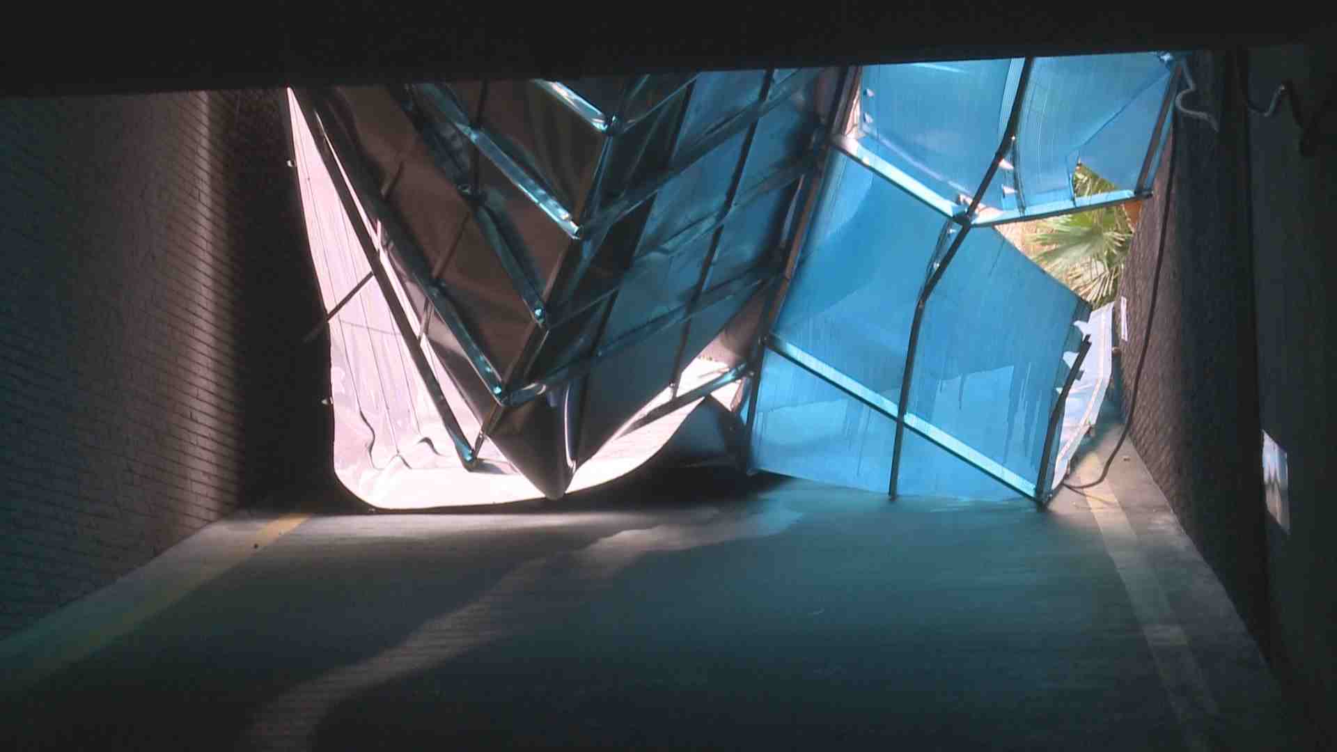 暴雨冲塌小区停车场雨棚,暴雨导致小区门前道路坍塌