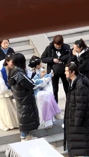 杨超越用卫生纸擦鼻涕,杨超越擦鼻子纸