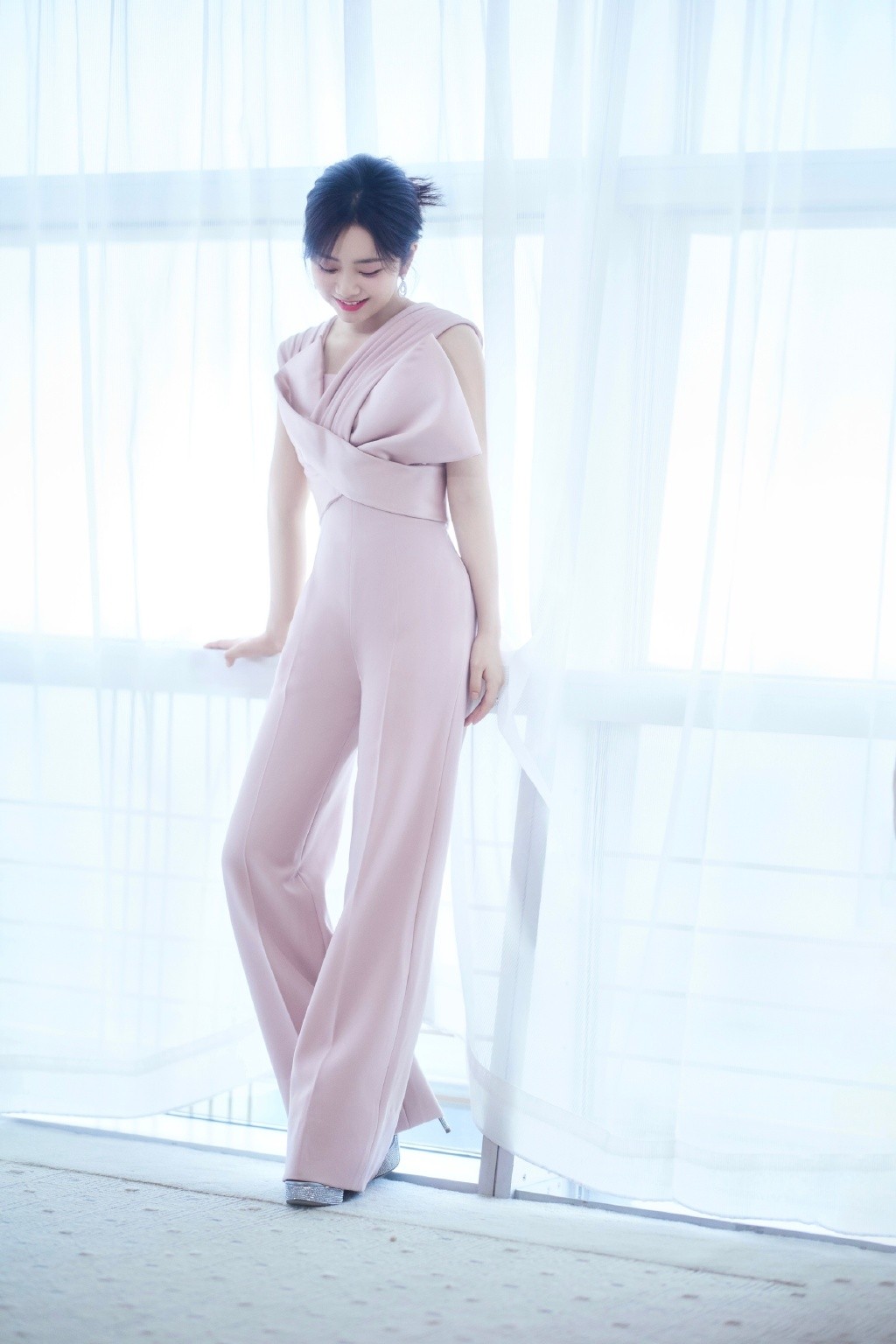 谭松韵穿搭运动裤 (谭松韵阔腿背带裤)