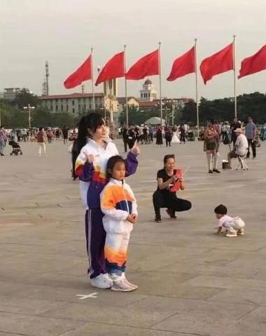 李小璐甜馨北京游玩，身穿亲子装场面温馨，小璐齐刘海颜值高